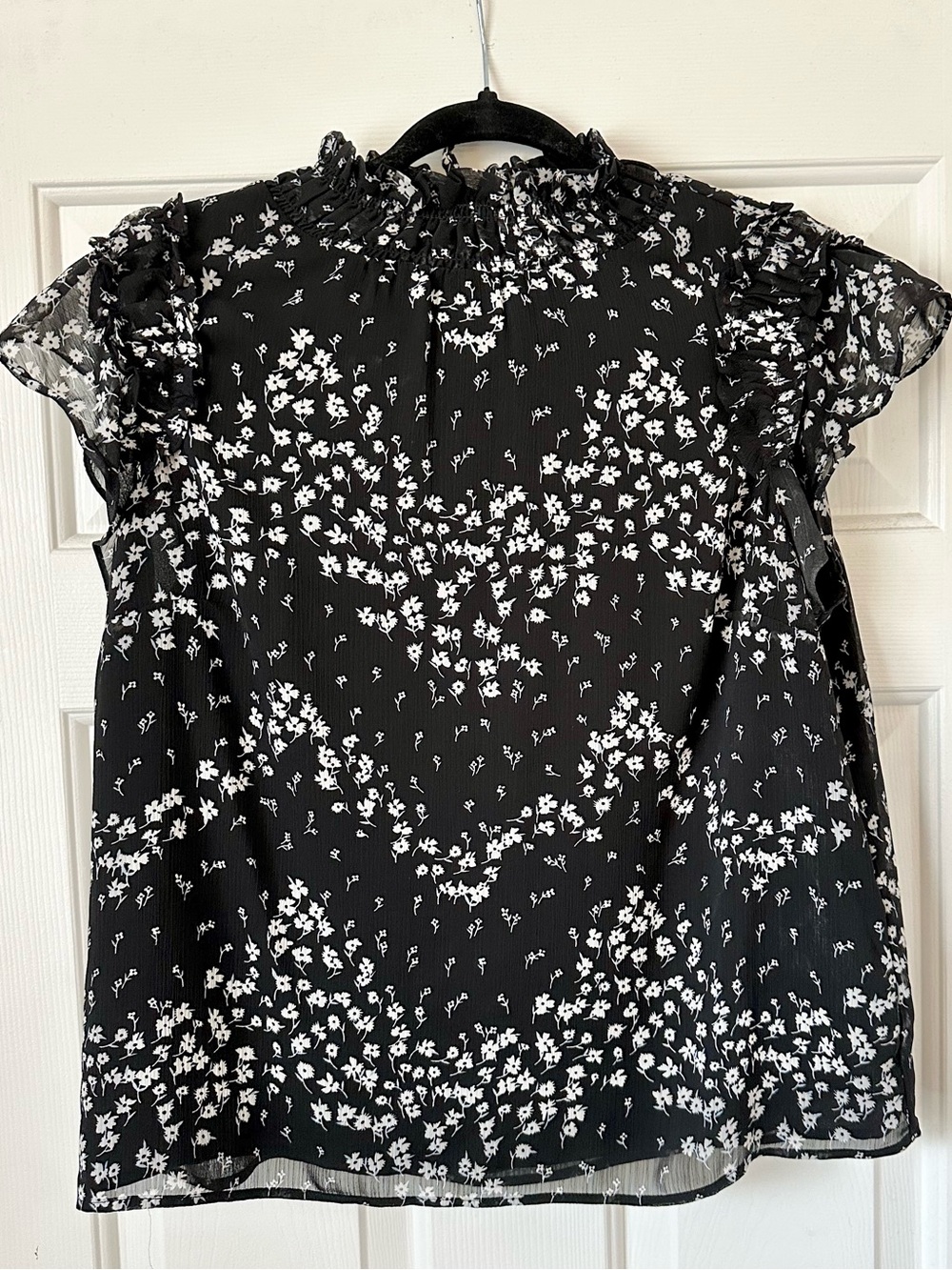 CeCe Black and White Floral Ruffle Sleeve Blouse